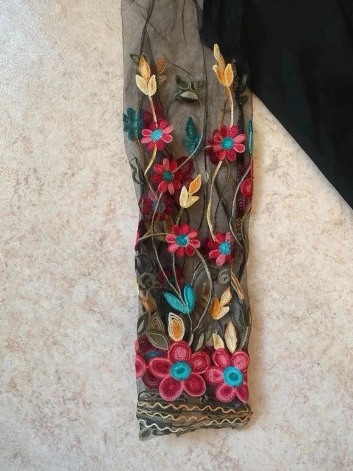Svart klänning med broderade meshärmar - 1