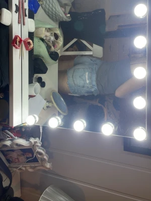 Ljusblå Levis denimshorts med fransar - Säljer ett par ljusblå denimshorts med råa franskantsdetaljer och klassiska fickor både fram och bak. Shortsen har en hög midja och är perfekta för varma dagar. Snygg och avslappnad passform som passar till det mesta.