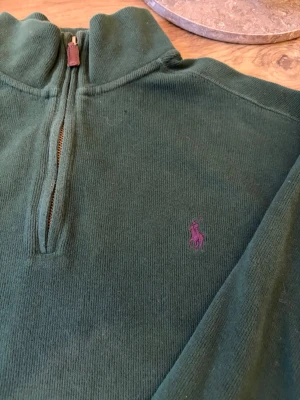 Ralph Lauren Quarter Zip - Ralph Lauren Quarter Zip. Har aldrig använt denna tröjan. Den är betydligt för stor för mig och vill bort med den snabbt. Priset kan diskuteras. Buda gärna så fort som möjligt och skriv ifall ni har några frågor😁