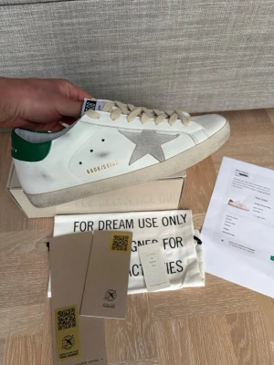 Golden goose skor  - Helt nya och extremt snygga ggdb superstar skor i storlek 43. Clean grön bakdel med snygga beiga snören. Perfekt inför vardag och fest. Kvitto finns också. Skambud undanbes. Hör av er vid eventuella frågor! 