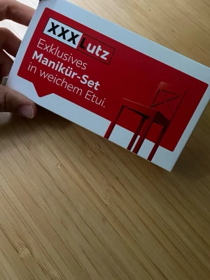 Manikyrset i mjukt etui XXXLutz - Exklusivt manikyrset från XXXLutz i mjukt fodral. Innehåller nagelfil, nagelklippare, pincett och nagelrengörare. Verktygen är tillverkade i matt rostfritt stål och kommer i en praktisk förpackning. Perfekt för nagelvård hemma eller på resan.