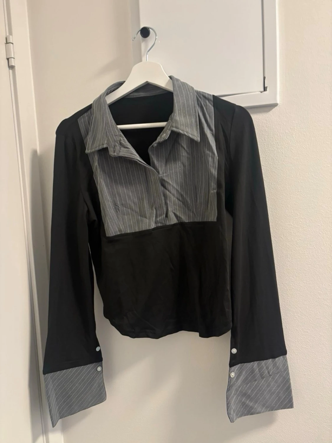 Svart och grå randig blus med krage