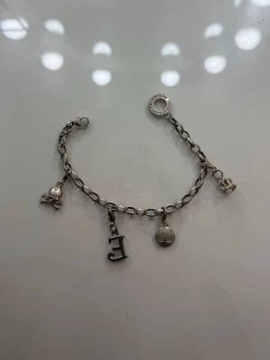 Thomas Sabo armband  - Säljer ett silverfärgat armband med kedja och fyra olika berlocker🤍