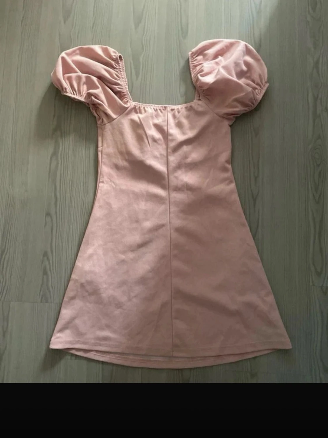 Rosa kort klänning med puffärmar