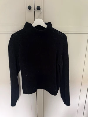 Svart stickad tröja Gina Tricot - Svart stickad tröja från Gina Tricot med hög hals och långa ärmar.
