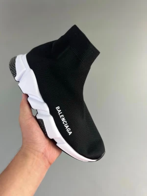 Finskor  - Säljer ett par Balenciagas, storlek 44, med box.