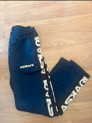 Askari Tracksuit - Snyggt Askari tracksuit i blått, ny skick dvs aldrig använt, tagsen är kvar. Skick 10/10. Pris kan diskuteras, går att köpa separat de ba skriva. Nypris 1900kr. Storlek XS men passar nog S lite bättre.