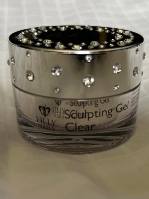 Lilly Nails Sculpting Gel Clear - Sculpting Gel Clear från Lilly Nails 30ml. Testad 1 gång, nypris över 300 kr. 