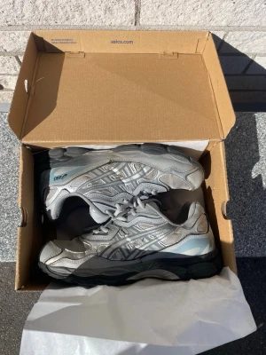Asics - Säljer pga att dom är för små, inte använt så mkt. Köpt för 1300 ungefär, hör av er om frågor!!