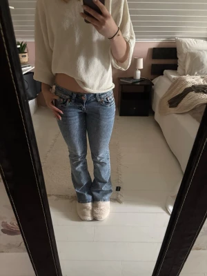 Ljusblå bootcut jeans från GR - Blåa bootcut jeans från G Rise, använda ett fåtal gånger, säljer för att de helt enkelt inte kommer till användning:) Passar mig perfekt i längden som är 154 cm, jeansen är 75 cm i innerbenslängd och är i längden ”short”. Ny pris 1320kr