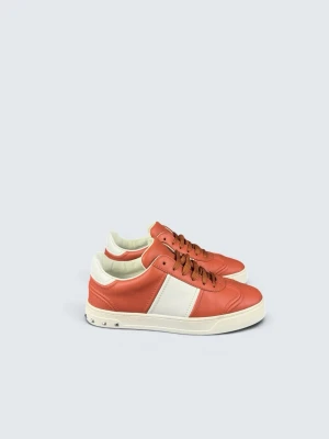 Valentino Flycrew Sneaker - Skick: 7,5/10. Mycket bra skick men valentino lappen på plösen har ryckts av. | Ingår: endast skorna. | Nypris: +- 7000 SEK.
