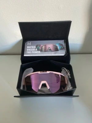 Bliz sportglasögon solglasögon  - Sportglasögon från Bliz i modellen Matrix. De är använda men i mycket bra skick och utan defekter. Tillhörande ask och påse är lite smutsiga men annars inget att anmärka på. Nypris: 899kr. Hör av dig vid frågor
