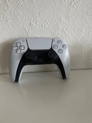 PS5 Kontroll - 🎮 PS5-kontroll i toppskick!  Säljer en PlayStation 5-kontroll som fungerar felfritt.   ✔️ Ingen stick drift   ✔️ Alla knappar och funktioner funkar perfekt   ✔️ Väldigt bra skick    💰 Pris: från 450 kr    📦 Kan skickas – köparen står för frakt    Du får även 1 månads garanti från köpdagen för extra trygghet.  Perfekt om du behöver en extra kontroll eller ersätta din gamla! 
