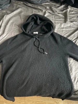 Svart stickad hoodie från Moncler - Svart stickad hoodie från Moncler i storlek M men passar även L. Ena snöränden saknas annars i bra skick. Pris ej hugget i sten