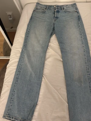 Ljusblå raka jeans från Zara - Klassiska ljusblå jeans från Zara  med rak passform och fem fickor. Jeansen har en vintage tvätt och är tillverkade i 100% bomull. Perfekta för en avslappnad och tidlös stil.