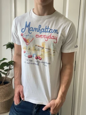 Mc2 saint barth t shirt  - Mc2 saint barth t shirt, Inga defekter förutom några fläckar under själva printeg inget som märks mycket! Modellen i bilderna är 180 cm 75 kg och bär Storlek M , Kom med frågor! 🌟 (Kan gå ned i pris vid köp av paket 😉) 
