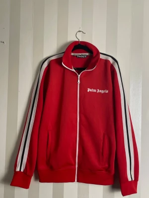 Röd Palm Angels Tracksuit - Rött Palm Angels tracksuit set med både tröjan och byxorna bara testat dem en gång.