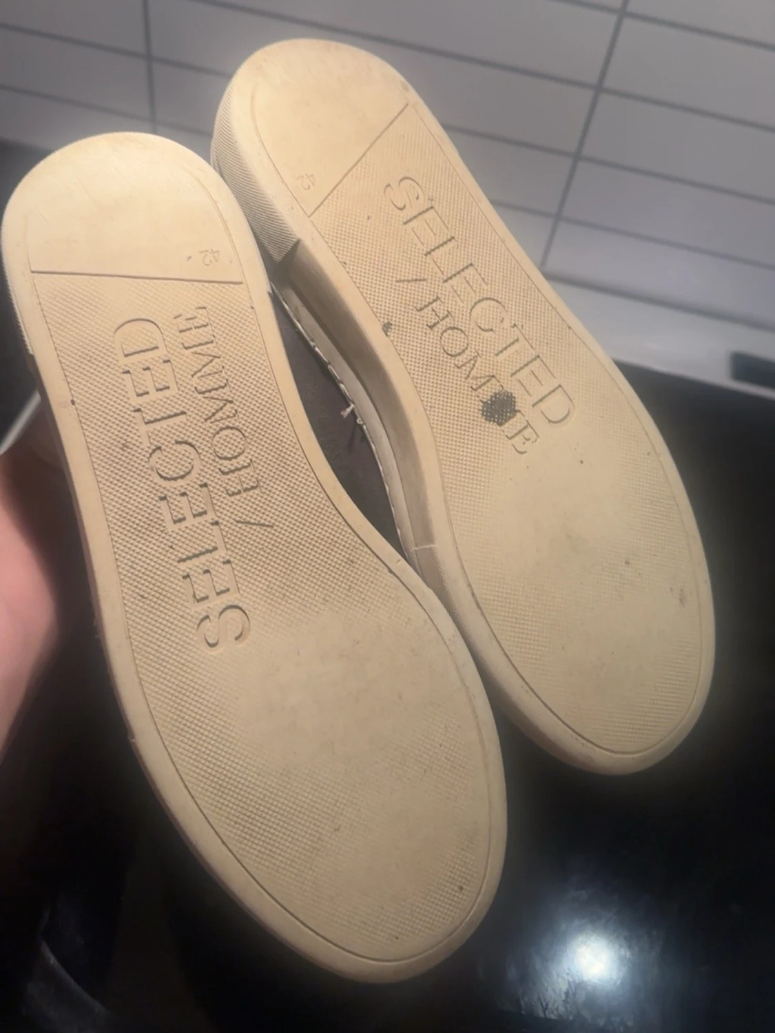 Grå mockasneakers med vit sula - 2