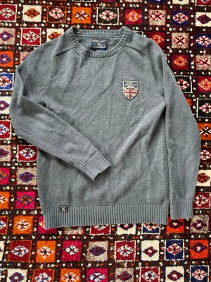 Archive Morris tröja - Säljer en otroligt fet och gammal Morris tröja från den unika lind gentelmansklubb. Tröjans i nypris kostar 959kr! Hör av dig vid frågor och funderingar!