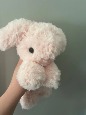 Handvirkad rosa fluffig kanin - Fluffig, rosa söt kanin som är handvirkad av mig🥰💕Passar till alla åldrar