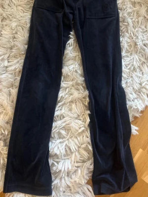 Juicy Couture  - Juicy Couture byxor i storlek XS. Dem är mörkblåa i bra skick. 