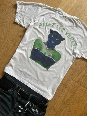 Vintage 2005 t-shirt - Säljer denna extremt snygga t-shirten från år 2005🙌 Storlek: L men passar M om man föredrar lite större passform Skick: 7.5/10 🔥  Har en del fläckar eftersom den är relativt välanvänd!  💬Skriv vid frågor! 💸 Pris kan diskuteras vid snabb affär! 📦 Skickas snabbt!