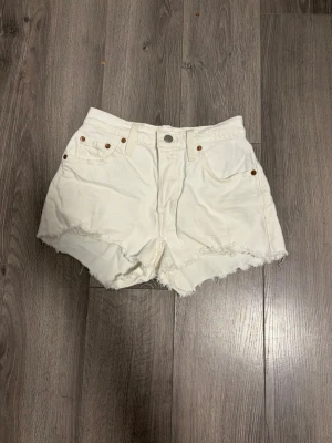 Levi’s shorts - Fina Levi’s shorts, har knappt blivit använda. Sitter bra på folk som är runt 170 som använder storlek 34 i jeans ⭐️
