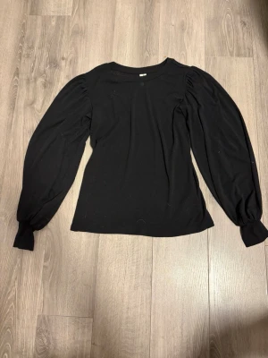 Blus - Jättefin blus som bara blivit använd några gånger! Sitter bra på folk som använder storlek M. Nypris 600kr ⭐️