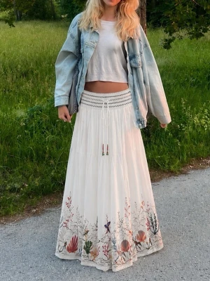 Vit maxi skirt med broderade detaljer - Säljer den här sjukt fina kjolen som jag verkligen älskar men tyvärr inte kommer till användning 🥹 Endast använd EN gång så den är i princip ny!! Storlek M men passar mig som vanligtvis bär S, midjan är superhärligt stretchig så den passar även större storlekar utan problem. Längden funkar för 160 och uppåt beroende på hur man vill att den ska sitta! Vackra broderade detaljer med pärlor och den är perfekt inför sommaren!! Hör av er vid frågor❤️🌸
