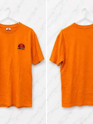 Ellesse T-shirt – Storlek M  - Snygg och stilren Ellesse t-shirt i en riktigt snygg orange färg som sticker ut perfekt! T-shirten är i mycket bra skick och passar perfekt till både vardag och sommarfit. Bekväm passform och mjukt material som gör den skön att bära hela dagen.  ✔️ Märke: Ellesse ✔️ Storlek: M ✔️ Färg: Orange ✔️ Skick: Mycket bra skick ✔️ Stilren och trendig design ✔️ Perfekt för både casual och streetwear  🔥 En riktigt clean och snygg t-shirt som ger färg till outfiten!