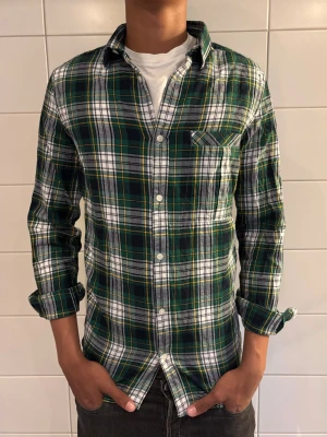 Flanell skjorta  - Hallå! Säljer denna otroligt stiliga flanell skjorta perfekt nu till sommaren! Modellen är ca 189 cm lång, skriv gärna vid intresse eller funderingar! 
