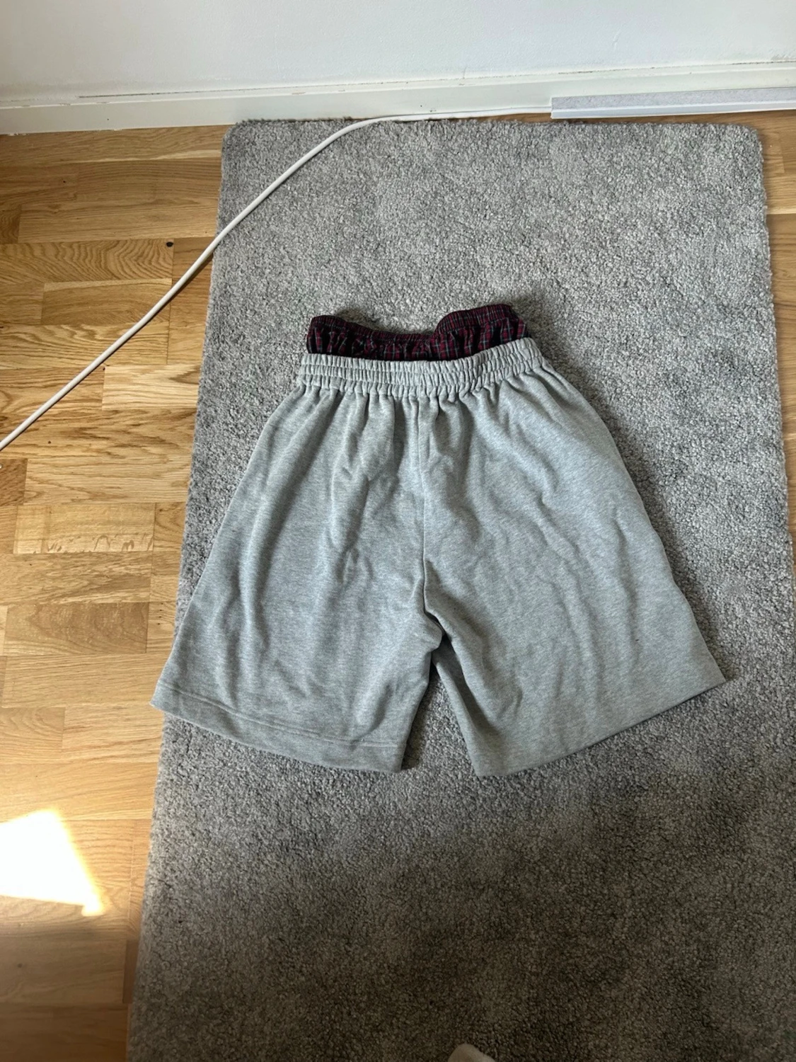 Grå mjukisshorts med resårmidja - 2
