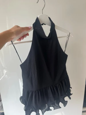 Halterneck topp  - Så snygg halterneck topp från Gina! Passar till flera tillfällen! Endast testad! 