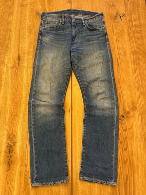 Levi’s 513 Slim Straight Jeans (W29 L32) 🇯🇵 - Levi’s 513 Slim Straight Jeans (W29 L32) 🇯🇵 Natural mid-wash fade with deep indigo to dusty blue tones & organic whiskering • Subtle vertical fading & warm vintage character • Slim thigh, straight leg fit • Red tab, copper rivets & leather patch • Clean arcuate stitching Soft, structured denim with authentic everyday wear  Feel free to ask for more details! (9)