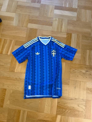 Sverige fotbollströja VM 2026 - En helt ny Sverige bortatröja som kommer användas i sommar på VM. Perfekt för sommaren och fotbollskvällar. Pris kan diskuteras vid snabb affär. 