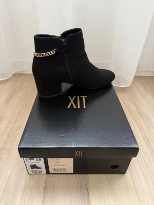 Kängor med gulddetalj - Otroligt fina kängor med guldkedjor på baksidan, de är i fint skick och mycket rena, knappt använts.  Originalboxen följer även med! 🌹