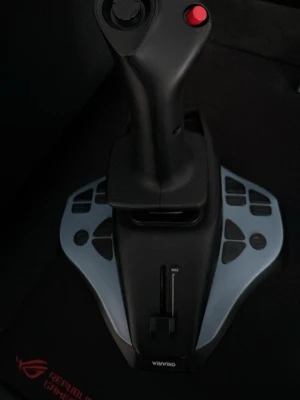 Winctrl sidestick och throttle och corsair keyboard - Winctrl Airbus sidestick och Winwing Airbus throttle. Använda jätte lite och är i ny-skick utan några skador. Corsair keyboard K55 RGB Pro, helt nytt. 