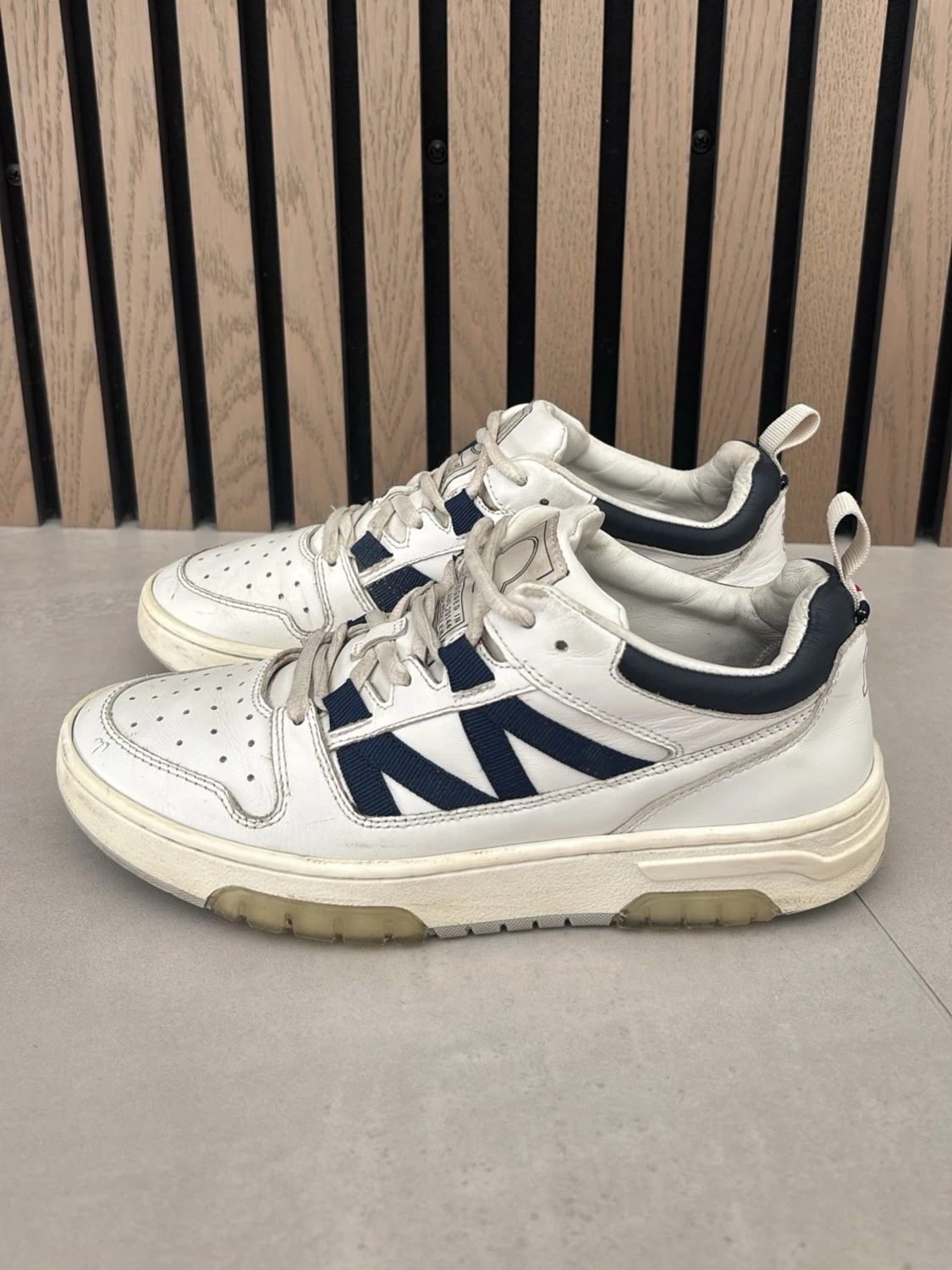 Vit och marinblå sneakers från Moncler  - 1