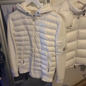  Moncler cardigan  - Moncler cardigan vit i använt bra skick säljes för att jag inte använder den. Storlek S kontakta mig vid frågor 