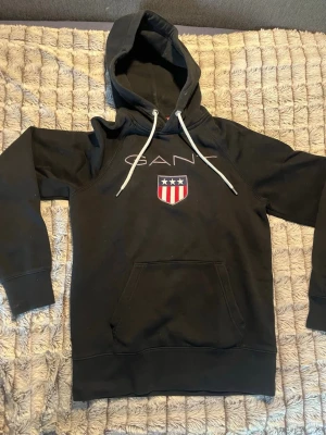 Svart gant Hoodie  - En svart gant Hoodie i otroligt bra skick. Mycket sparsamt använd. Den är i Stolek S men skulle mer säga att den passar xs eller en liten S