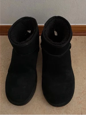 Uggs  - Säljer mina svarta ”uggs” (inte äkta) 
