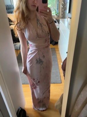 Rosa klänning med halterneck - Supersnygg ljusrosa klänning med halterneck. Säljer pga att jag ej hann lämna tillbaka den….. Fortfarande prislapp kvar och nypris är 699 kr🥰