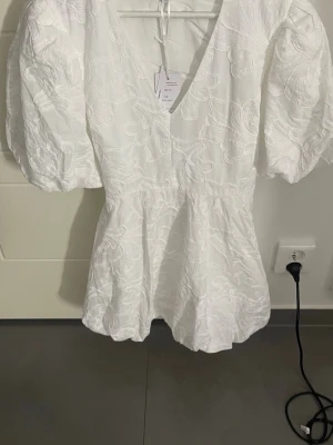 Studentklänning från Bubbelroom - Säljer den här studentklänningen från Bubbelroom. Den är helt ny med prislapp och har aldrig använt den, har endast provat. Jag säljer den på grund av att jag hittat en annan klänning. 