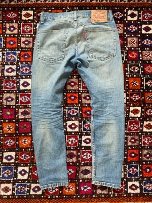 Archive Levi’s jeans W30 L32 - Säljer ett par otroligt feta och gamla Levis jeans som inte finns längre! Dem är i otroligt bra skick och sitter snyggt! Hör av dig vid frågor om jeansen!