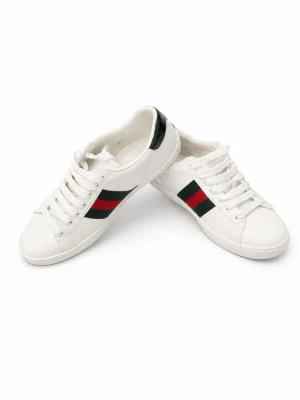 Gucci ace vita med bi  - Snygga vita sneakers från Gucci i läder med klassiska gröna och röda ränder på sidorna samt broderad guldfärgad bi. Skorna har vita snören och detaljer i metallicgrönt och metallicrött på hälen. Perfekta för dig som vill sticka ut med en ikonisk look.vädligt bra skick och super sköna och snygga till sommaren 