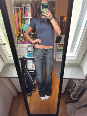 lågmidjade bootcut jeans - supersnygga lågmidjade utsvängda jeans i stl 28/32, köpta second hand. jag brukar normalt ha 34 i storlek och är 168cm💕💕
