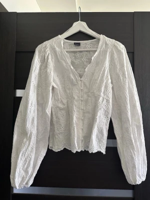 Vit broderad blus med puffärm - Superfin vit blus från Gina Tricot i storlek M. Passar mig bra som pendlar mellan S och M i storlek. Endast använd en gång (ostruken pga nytvättad) så den är så gott som ny. Slutsåld på hemsidan