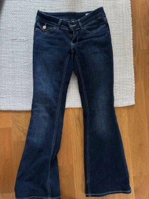 Jeans VERO MODA - Mörkblåa bootcut jeans från vero moda, fint skick men något slitna i benen. Kommer tvättas innan jag skickar dem! Storlek XS/30