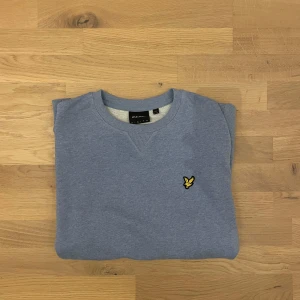 Blå sweatshirt från Lyle & Scott - Säljer en fin Lyle & Scott tröja i storlek M. Den har aldrig kommit till användning så den är i nyskick! 