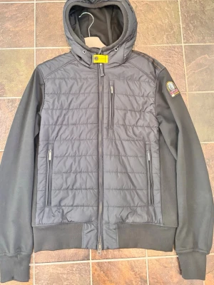 Svart Parajumpers pufferjacka med huva - Snygg svart pufferjacka från Parajumpers med huva och dragkedja. Saknar snören. Storlek xs men passar s Skriv om du fundera på något 